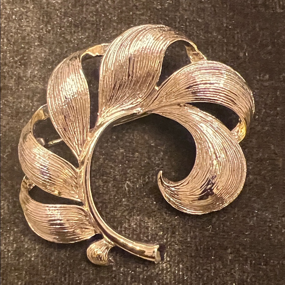 Lisner Signed Gold-Tone Leaf-like Floral Brooch